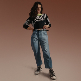Девушка в джинсах