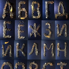 алфавит из бижутерии 