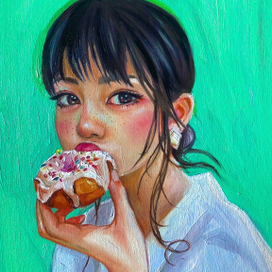 девушка с пончиком 