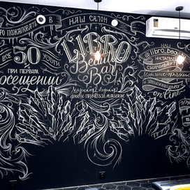 Роспись стены в салоне