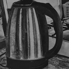 Чайник на фоне газовой плиты