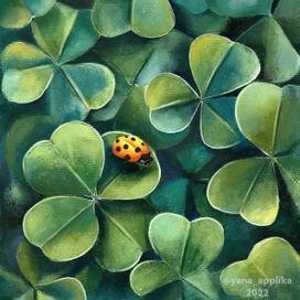 Божья коровка в клевере