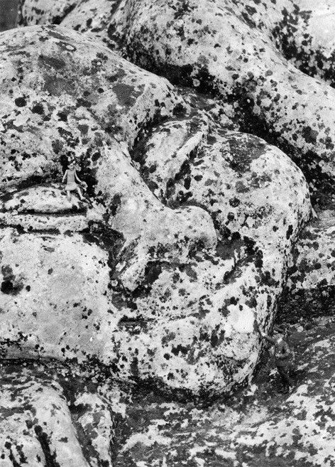 Гитлер и девочка на Мангупе . кадр 1. Маскировка