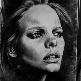 Угольный портрет серии "Эмоции"