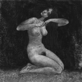 Девушка, расчёсывающая волосы