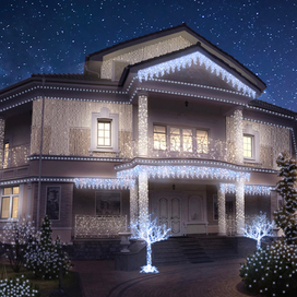 Новогодние оформление фасада дома и его территории