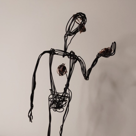 проволочная скульптура "Я"