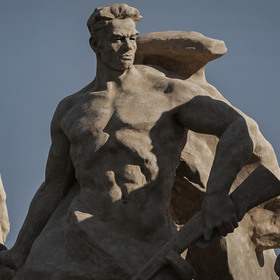 По монументу Вучетича "Стоять насмерть"