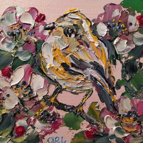 Птица на ветке яблони.