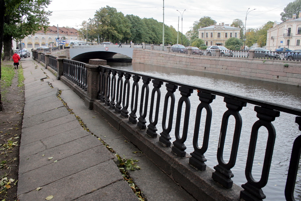 Naberezhnaja kanala hryboedova trotuary kryvye