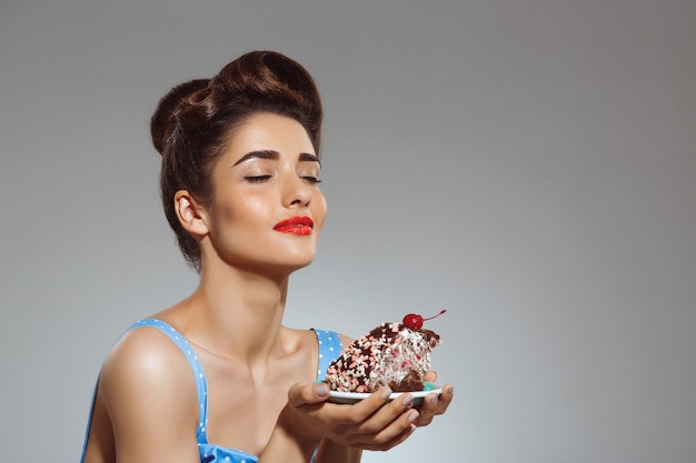 Portrait of beautiful pin up woman holding cake in hands 176420 3314