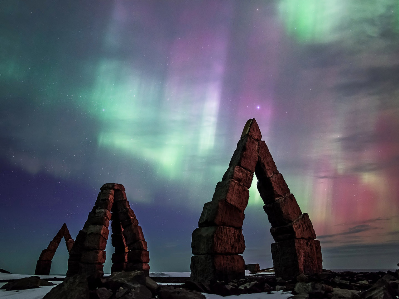 Arctic henge raufarhofn islandiia severnoe siianie zvezdy