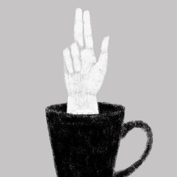 Рука в чашке утренний кофе