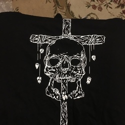 Готовый принт на футболке.