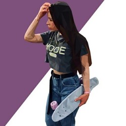 Девушка со скейтбордом