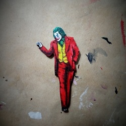 Деревянная брошь Джокер