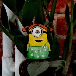 Деревянная брошь Миньон