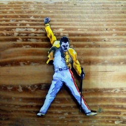 Деревянная брошь Фредди