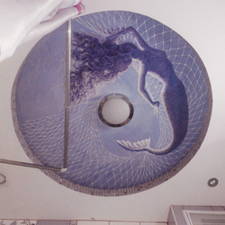 русалка в ванной комнате в потолочной нише