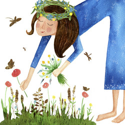 Девушка в синем платье собирает цветы