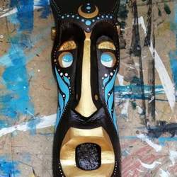 Роспись деревянной маски акрилом 