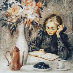 Девушка читает за столом