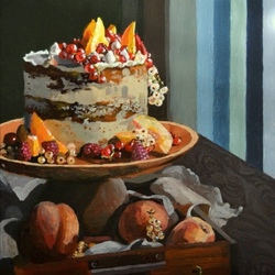 Пирожное с персиками и свежими ягодами