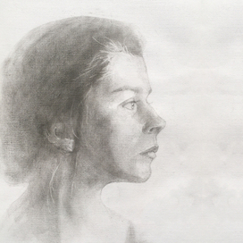 Девушка в профиль.