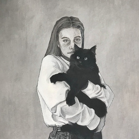 Девушка и большой чёрный кот