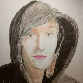 Девушка в капюшоне