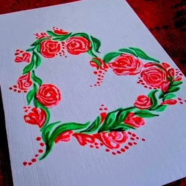 Открытка. Сердце из алых цветов