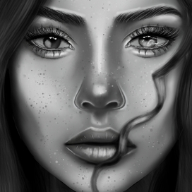 Ч/б девушка с веснушками 