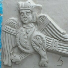 Рельеф сирены.