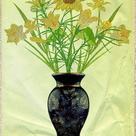 Черная ваза с желтыми цветами