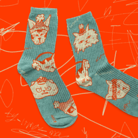 Дизайн носков с иллюстрациями "Коты в шапках"