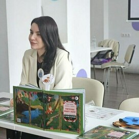 Презентация книги «Тигруша ищет папу», на фото я - художник