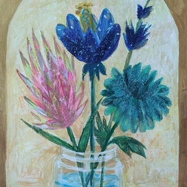 Небольшой букет сияет на окне.