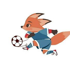 Малыш лис играет в футбол 