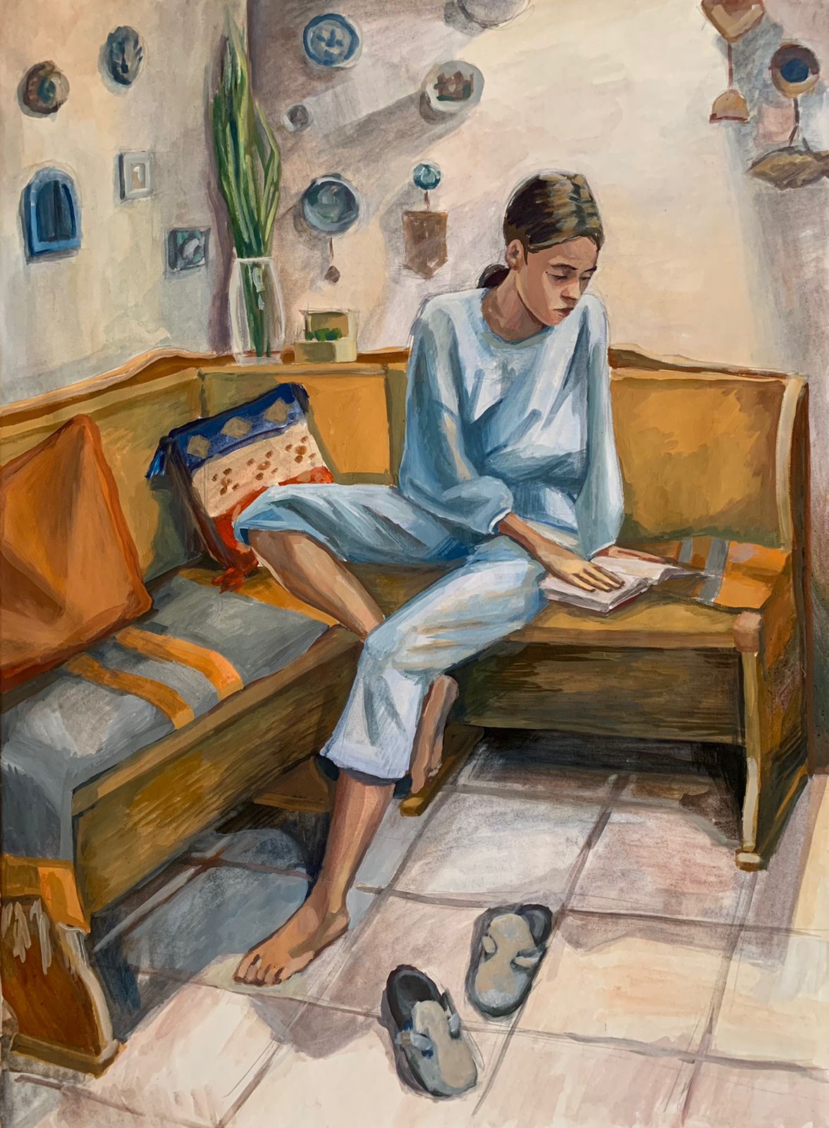 Девушка читает книгу