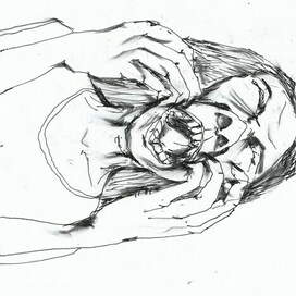 Девушка кричит и корябает лицо 