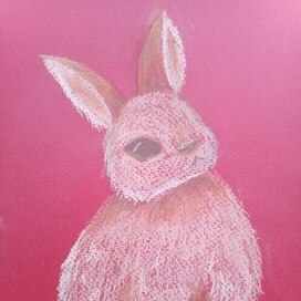 Кролик на красном фоне 