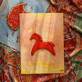 Красная лошадь из текстурной пасты 