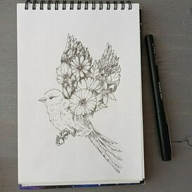 Птичка с цветами на крыльях