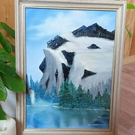 Скала со льдом у таёжного озера