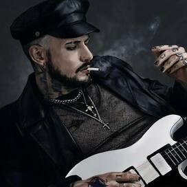 кепи и сигарета.