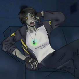 Сидит на диване