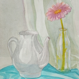 Чайник с цветком в стеклянном кувшине