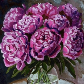 Пионы в прозрачной вазе