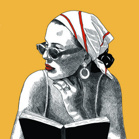 Девушка с книгой на пляже