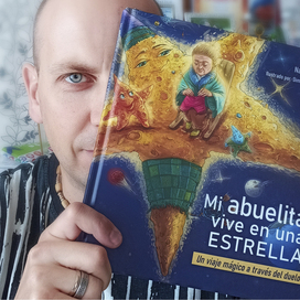 автор иллюстраций с книгой